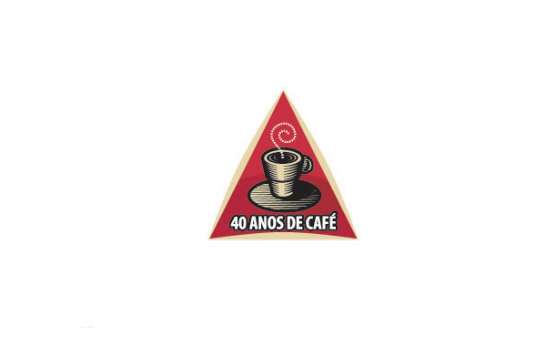 一個咖啡廳的logo設(shè)計。logo整體為三角形，與咖啡杯的搭配得體。以咖啡為主要設(shè)計元素，