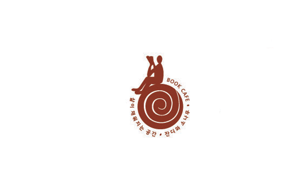一家休閑書店的logo設(shè)計，書店將咖啡和讀書結(jié)合，給人一個休閑，放松的地方