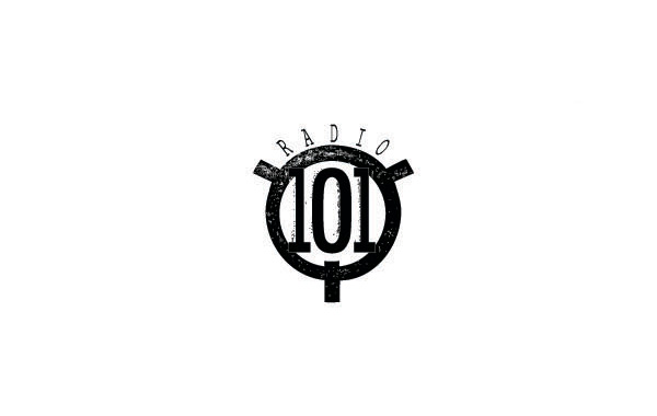 廣播的logo設計，以一個瞄準的光標衛(wèi)設計元素
