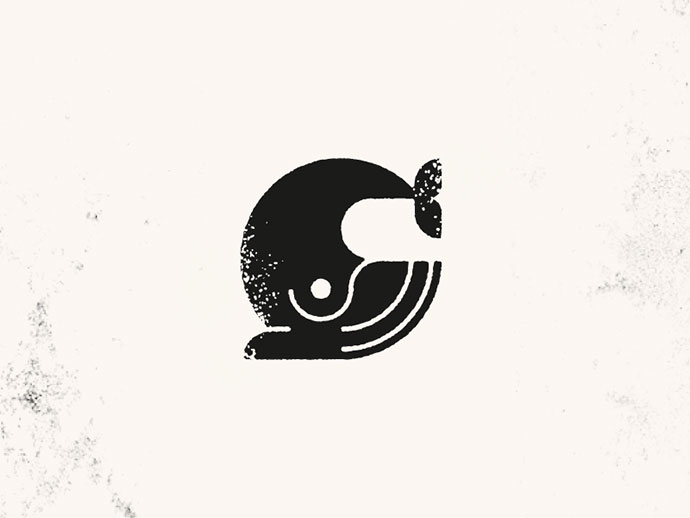 PEAK公司LOGO設計是以山頂?shù)钠鞄脼閳D形創(chuàng)意